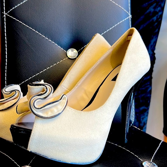 Cream Pumps - Picture 1 of 5